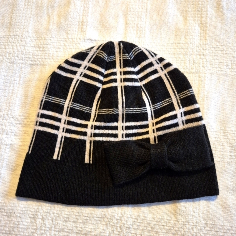 Kate Spade women's black and white hat with bow on the front, fine knit, EUC